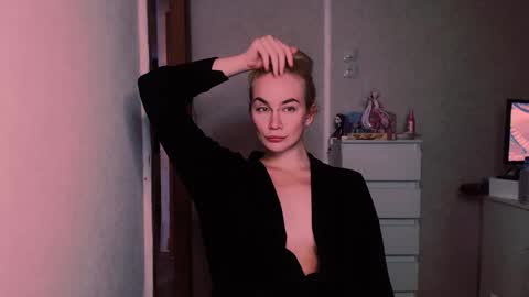 Snapshot of carinfox chatting on 10.07.25 Carin online show from 10.07.25