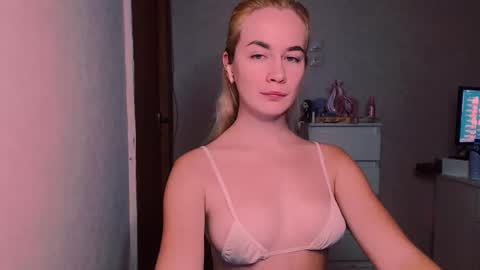 Snapshot of carinfox chatting on 10.08.25 Carin online show from 10.08.25