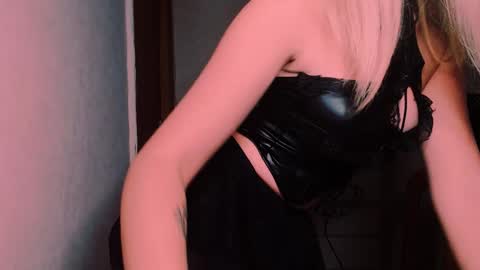 Snapshot of carinfox chatting on 10.09.25 Carin online show from 10.09.25