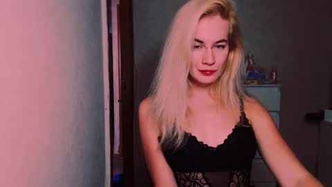 Snapshot of carinfox chatting on 10.13.25 Carin online show from 10.13.25