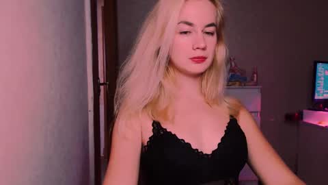 Snapshot of carinfox chatting on 10.14.25 Carin online show from 10.14.25