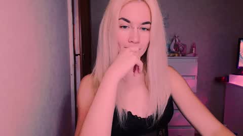 Snapshot of carinfox chatting on 10.21.25 Carin online show from 10.21.25