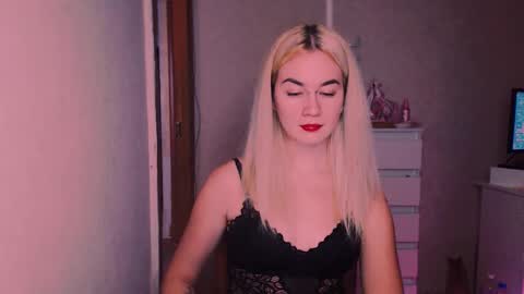 Snapshot of carinfox chatting on 10.30.25 Carin online show from 10.30.25