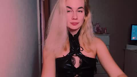 Snapshot of carinfox chatting on 11.05.25 Carin online show from 11.05.25