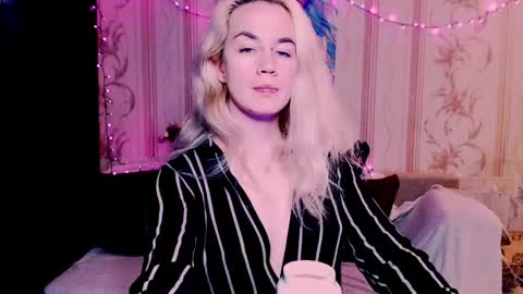Snapshot of carinfox chatting on 05.16.26 Carin online show from 05.16.26