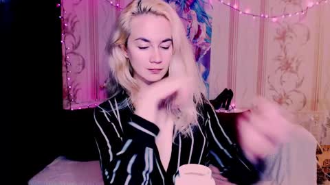 Snapshot of carinfox chatting on 05.16.26 Carin online show from 05.16.26