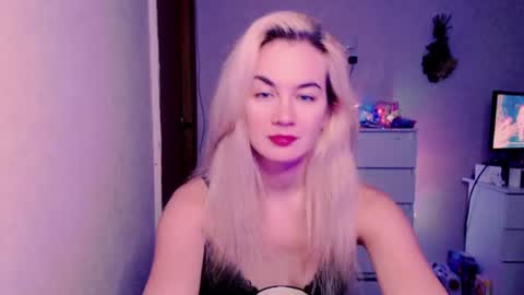 Snapshot of carinfox chatting on 07.27.26 Carin online show from 07.27.26
