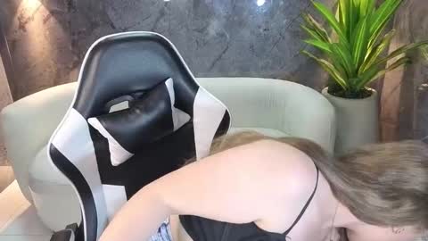 Snapshot of carla_tp chatting on 10.20.25 Carla online show from 10.20.25