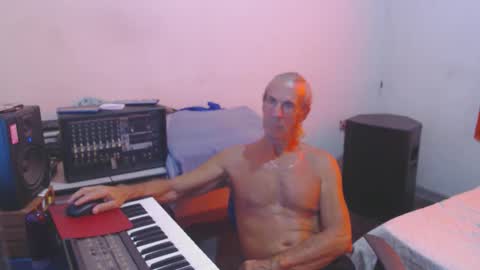 Snapshot of carlos2557 chatting on 02.18.26 carlos online show from 02.18.26