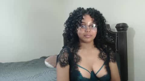 Snapshot of carmellovekisses chatting on 11.24.25 CARAMEL xoxo online show from 11.24.25