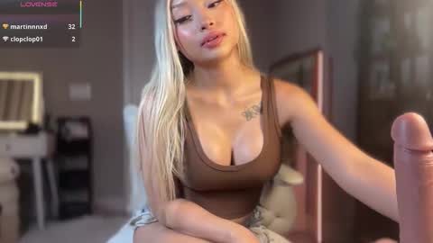 Snapshot of carmenxrose chatting on 10.11.25 carmenxrose online show from 10.11.25