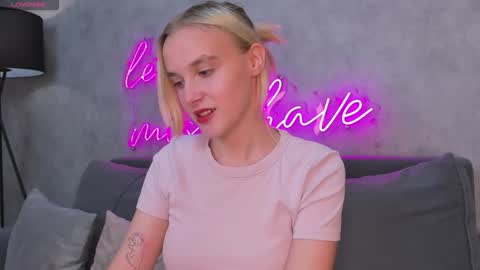 Snapshot of carolin_miller chatting on 09.18.25 Carol online show from 09.18.25