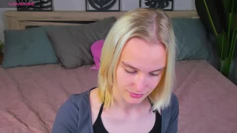 Snapshot of carolin_miller chatting on 09.25.25 Carol online show from 09.25.25