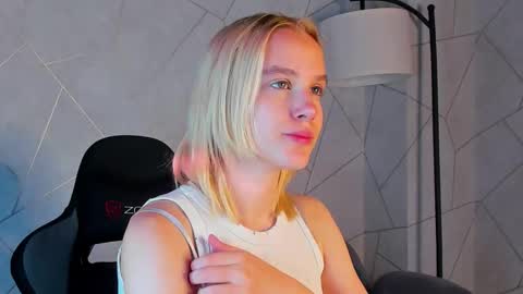 Snapshot of carolin_miller chatting on 09.30.25 Carol online show from 09.30.25