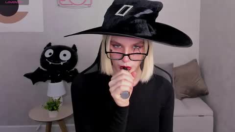 Snapshot of carolin_miller chatting on 10.28.25 Carol online show from 10.28.25