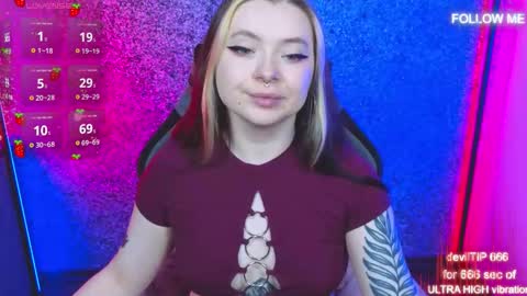 Snapshot of carolinareaperr chatting on 10.10.25 Ask me better xx online show from 10.10.25