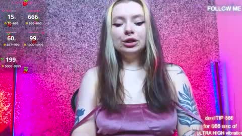 Snapshot of carolinareaperr chatting on 10.11.25 Ask me better xx online show from 10.11.25