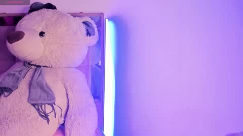 Snapshot of caroline_cute7 chatting on 10.01.25 caroline 3 online show from 10.01.25