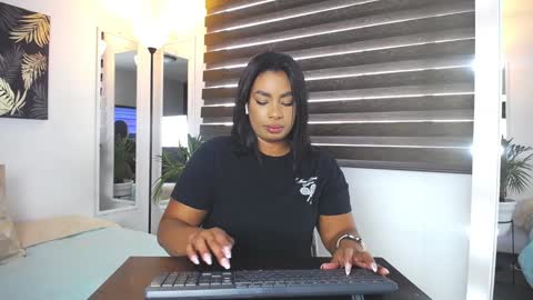 Snapshot of caroline_jackson_ chatting on 01.14.25 C A R O L I N E online show from 01.14.25