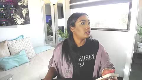 Snapshot of caroline_jackson_ chatting on 02.11.25 C A R O L I N E online show from 02.11.25