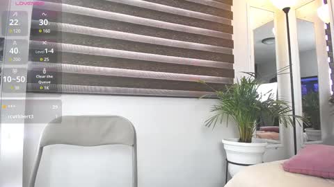 Snapshot of caroline_jackson_ chatting on 03.09.25 C A R O L I N E online show from 03.09.25