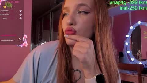 Snapshot of caroline_kiparis chatting on 11.04.25 Caro online show from 11.04.25