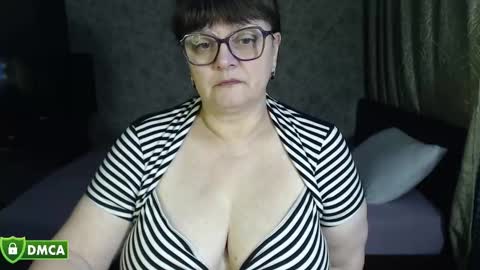 Snapshot of carolinedream_ chatting on 10.29.25 CarolineDream online show from 10.29.25