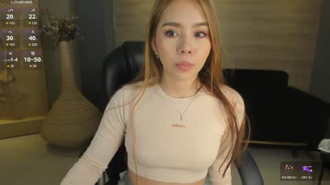 Snapshot of carolinegrace_ chatting on 01.27.25 Caro online show from 01.27.25