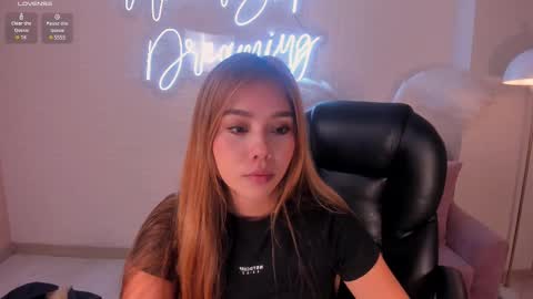 Snapshot of carolinegrace_ chatting on 02.19.25 Caro online show from 02.19.25