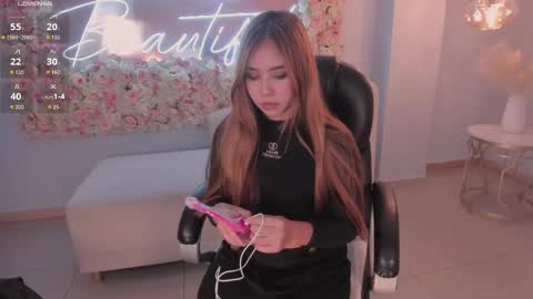 Snapshot of carolinegrace_ chatting on 02.25.25 Caro online show from 02.25.25