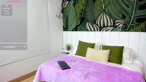 Snapshot of carolinelaurent chatting on 02.10.26 online show from 02.10.26