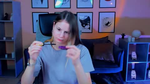 Snapshot of carrie_roses chatting on 10.13.25 carrie_roses online show from 10.13.25