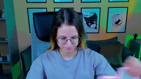 Snapshot of carrie_roses chatting on 10.14.25 carrie_roses online show from 10.14.25