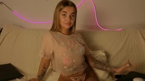 Snapshot of carriebradshawww chatting on 10.10.25 carriebradshawww online show from 10.10.25