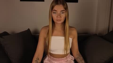 Snapshot of carriebradshawww chatting on 10.23.25 carriebradshawww online show from 10.23.25