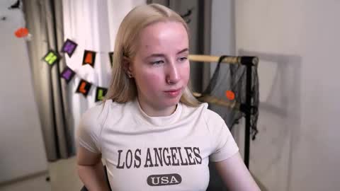 Snapshot of cassie_kelman chatting on 10.20.25 Cassie online show from 10.20.25