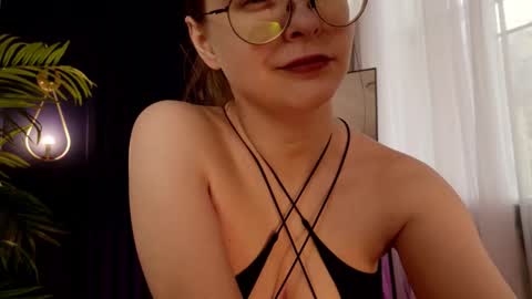 Snapshot of cassiecool chatting on 11.12.25 assie online show from 11.12.25