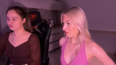 Snapshot of cassiekatherine_ chatting on 11.20.25 cassiekatherine_ online show from 11.20.25