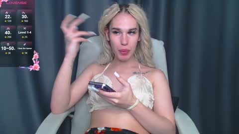 Snapshot of cassiemich chatting on 01.12.25 Cassie online show from 01.12.25