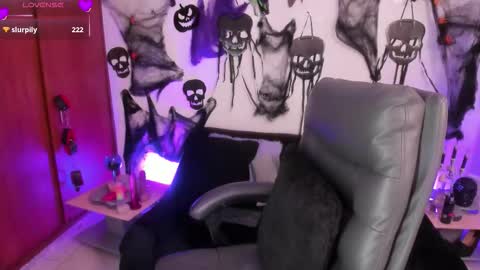 Cata green model independient online show from 10.21.25