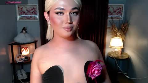 Snapshot of catherine_louise chatting on 10.17.25 cath online show from 10.17.25