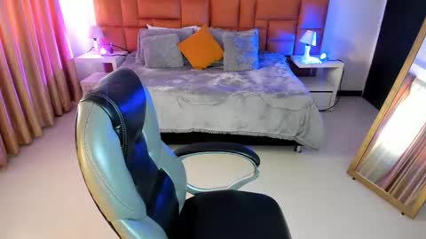 catti_brie_ online show from 11.13.25