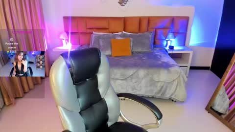 catti_brie_ online show from 11.15.25