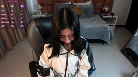 catti_brie_ online show from 11.20.25