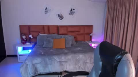 catti_brie_ online show from 11.28.25