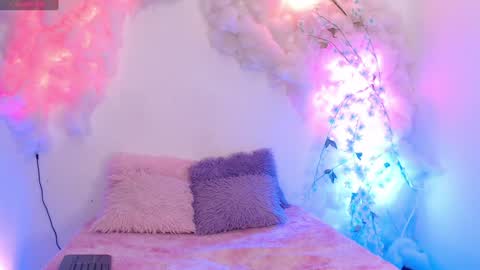 Hello guys my name is Sofi and Lizzie and  Vanessa online show from 01.22.25