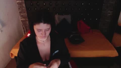 Snapshot of cerecita_02 chatting on 01.28.25 Cerecita online show from 01.28.25