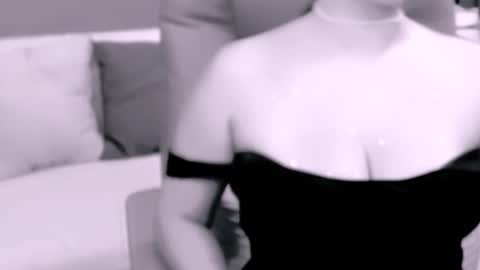 Snapshot of chantallovely chatting on 10.12.25 The Queen online show from 10.12.25