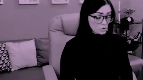 Snapshot of chantallovely chatting on 10.30.25 The Queen online show from 10.30.25