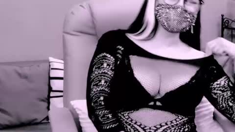 Snapshot of chantallovely chatting on 11.08.25 The Queen online show from 11.08.25